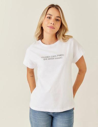 T-Shirt "𝐶𝑒𝑙𝑒𝑏𝑟𝑎 𝑐𝑎𝑑𝑎 𝑝𝑎𝑠𝑜" - Blanco