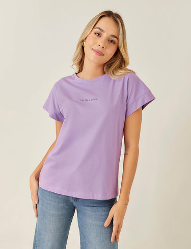 T-Shirt "𝑈𝑛 𝑑í𝑎 𝑎 𝑙𝑎 𝑣𝑒𝑧" - Lila