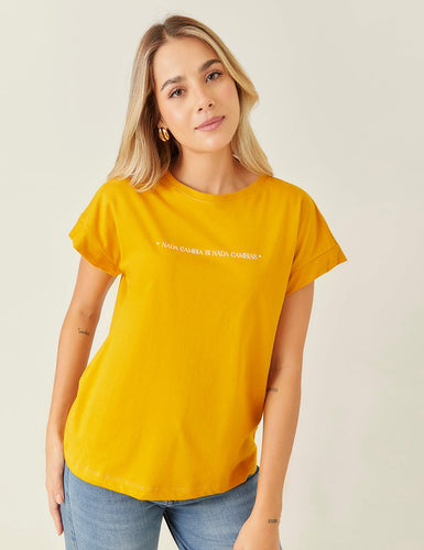 T-Shirt "𝑁𝑎𝑑𝑎 𝑐𝑎𝑚𝑏𝑖𝑎"- Mostaza