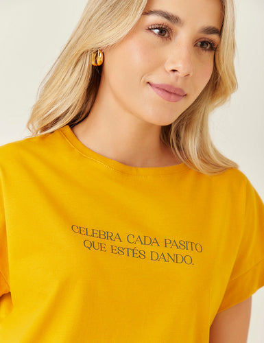 T-Shirt "𝐶𝑒𝑙𝑒𝑏𝑟𝑎 𝑐𝑎𝑑𝑎 𝑝𝑎𝑠𝑜"- Mostaza